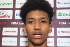 冯傲：教练告诉我放开打 自己发挥了一个正常的水平